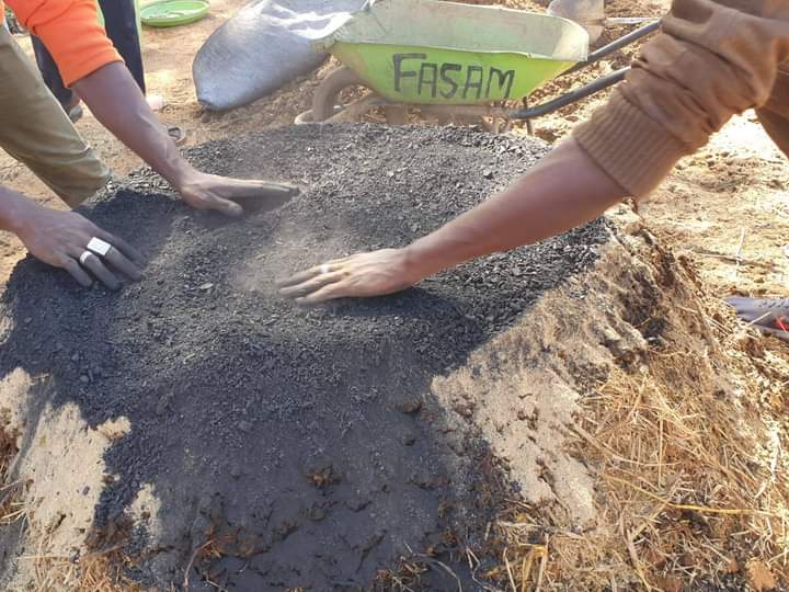 Tas de l'engrais Bokashi en préparation